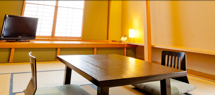 お部屋はゆったりと落ち着いた和室
