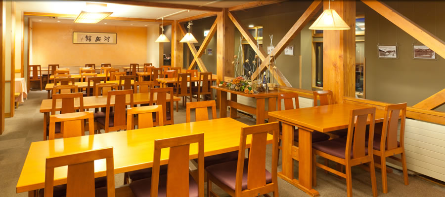 レストランでは、自家産野菜や信州の幸を生かしたお料理をご用意しております